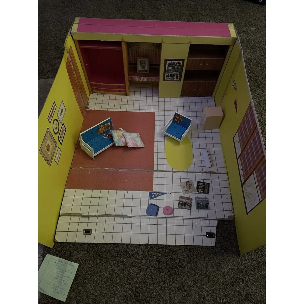 1962 Mattel Barbie Dream House With Furniture / Vinyls/ Pennant/ Photo- Fold‎ Up